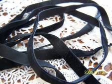 Galon/ruban ancien en velours ras noir. Très fin.  Au mètre. Réf n°319