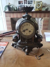 PENDULE EN BRONZE A IDENTIFIER