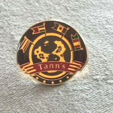 Pin's TANN'S - Globe - Drapeaux - Cartables - Trousses