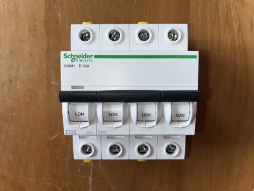 Disjoncteur tetrapolaire 32a - disjoncteur,