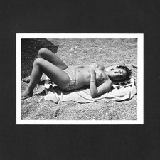 Femme bain soleil sable