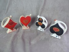 Série de 4 BOUTEILLES A LIQUEUR ANCIENNES: thème jeu de cartes.