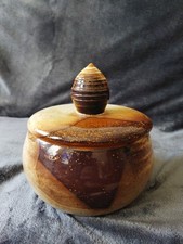 Pot À Miel En  Terre Cuite Couvert Vernissée Et Signé Anne Quelques Choses ?