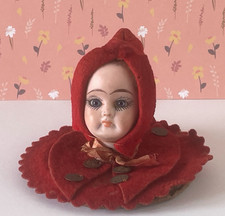 Poupée ancienne "Chaperon rouge" Tête en porcelaine biscuit - bouche fermée
