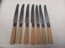 Lot de 7 couteaux de table anciens Pradel 255 à lames inox + 1 couteau similaire