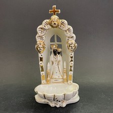 Bénitier scène religieuse avec une vierge noire, en céramique peinte émaillée