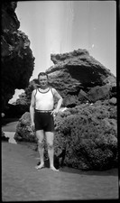Portrait homme debout maillot de bain plage rocher ancien négatif photo an. 1920