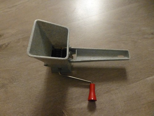 Ancienne moulinette herbes - ancienne, a