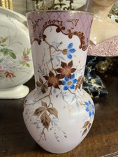 Vase en opaline décor fleurs… sur Fond Rose Pale H. 27 Cm