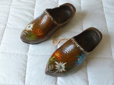 PAIRE SABOT ANCIEN ENFANT EN BOIS PEINT ET DECORE PAR ARTISTE LOCAL SAMOENS