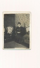 Photo cartonnée femme assise robe chignon chaise woman art mobilier papier peint