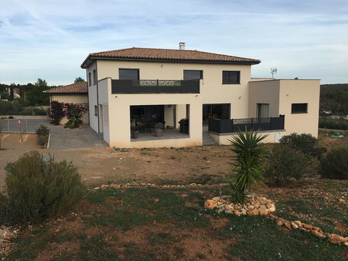 Villa contemporaine proche