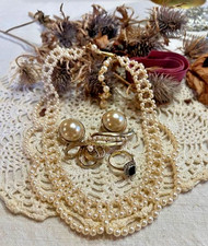 Lot mixte 4 bijoux collier bague BO broche récents anciens plaqué or doré