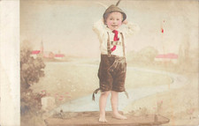 CP GARCON PIEDS NUS CHAPEAU