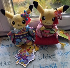 Lot de 2 peluches Pokémon Center : Pikachu Kimono + Pikachu Hannari Tea Party