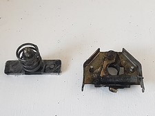 Système attache capot moteur