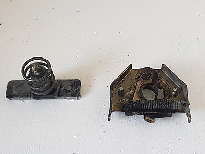 Système attache capot moteur