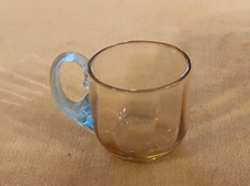 Petit verre soufflé à liqueur de Georges Sand dans les tons ambre et bleu