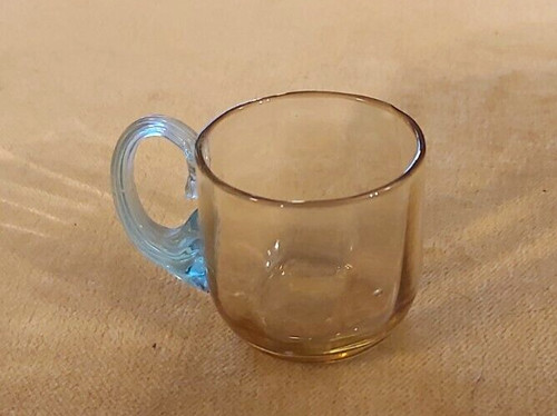 Petit verre soufflé - , à
