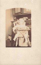 ANCIENNE CPA PHOTOGRAPHIE PHOTO BÉBÉ DANS SA CHAISE HAUTE