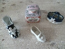 LOT DE 2 SABOTS ET 1 FLACON ANCIENS EN PORCELAINE + 1 PANIER