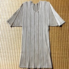 PLEATS PLEASE Issey Miyake