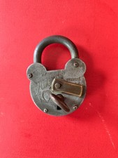 cadenas avec sa cle il