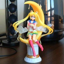 Sailor moon figurine - moon,