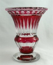 Val Saint Lambert, vase sur pied taillé, cristal doublé rouge, 22,5 cm, 3,2 kg.
