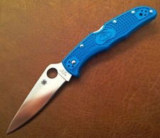 SC10FPBL Couteau Spyderco Endura 4 Blue Lame Acier VG-10 Manche FRN Made Japan