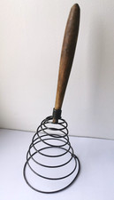 Ancien fouet à pâtisserie en fer et manche en bois forme spirale