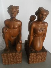 african or Oceanic statue husband and wife carrying baby on her back