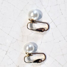 Boucles d'oreille à clips fausse perle et métal plaqué or