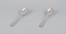 Georg Jensen. Deux cuillères à soupe "perlées" en argent 830. Daté 1930.