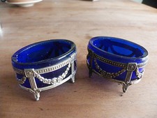 SALERONS VERRINES VERRE BLEU ET ARGENT JUDAICA + 2 CUILLÈRES ARGENT A 800