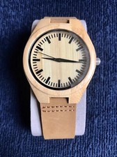 NEUF. Montre en bambou et bracelet en cuir. Marque BOBO BIRD. Diamètre 43 mm.