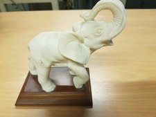 STATUETTE D'UN ÉLÉPHANT EN