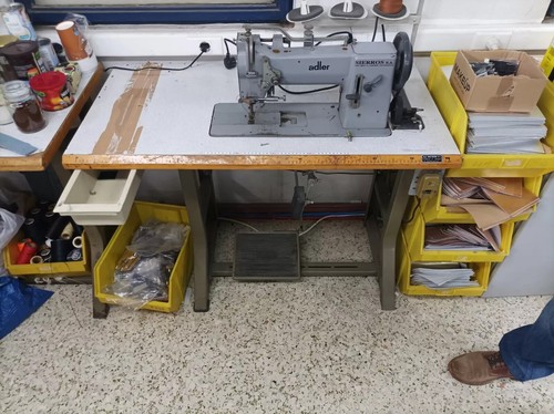 Machine coudre pied - à,