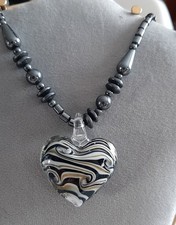 PENDENTIF COEUR en VERRE MURANO sur COLLIER en HÉMATITES - Noir et Blanc et Gris