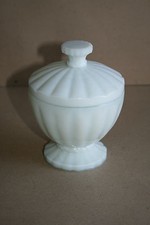 Sucrier ancien en opaline blanche