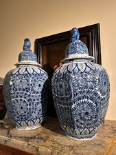 Grande paire de vases et housses Delft bleu et blanc de 50 cm / 20 pouces...