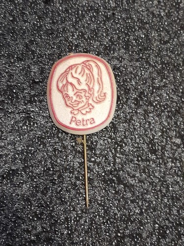Ancien insigne petra jouet - insigne.,