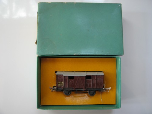 Wagon couvert brun tout métal