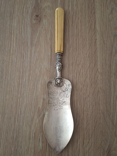 Pelle tarte ancienne en - ​pelle, à
