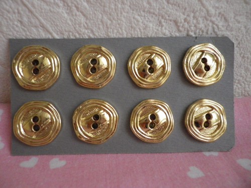 Boutons neufs en - 18),