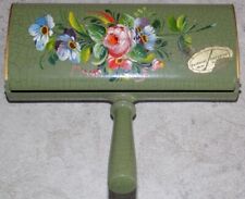 ANCIENNE BROSSE RAMASSE MIETTE EN TÔLE ÉMAILLÉE DÉCOR DE FLEURS ORIGINE SUISSE