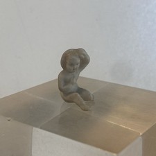 fève ancienne Bébé Assis