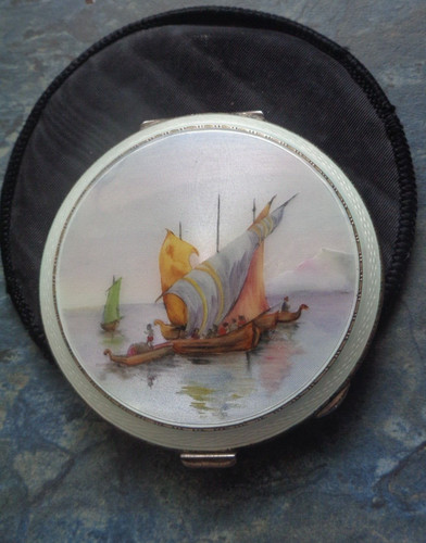 Bateau voile compact - À,