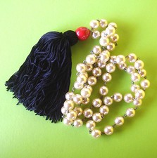 2242 / SAUTOIR EN PERLES AVEC POMPON 