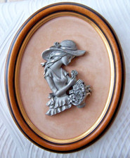 CADRE Ovale TABLEAU en ETAIN Thème Jeune FEMME au Panier de Fleurs signé M.D.